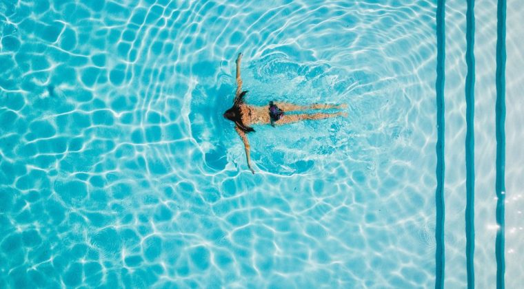 Cómo afectan las piscinas de cloro en la piel, consulta en tu centro de belleza en Madrid