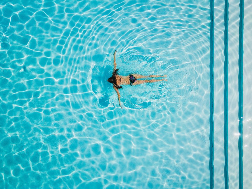 Cómo afectan las piscinas de cloro en la piel, consulta en tu centro de belleza en Madrid